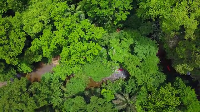 鸟瞰图多彩的皮划艇正在航行或漂流沿风景优美的河流在泰国南部视频素材