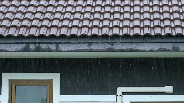 雨打在屋顶上的两张照片。视频素材