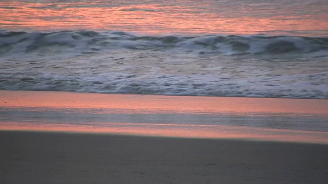 海浪。日出。视频素材