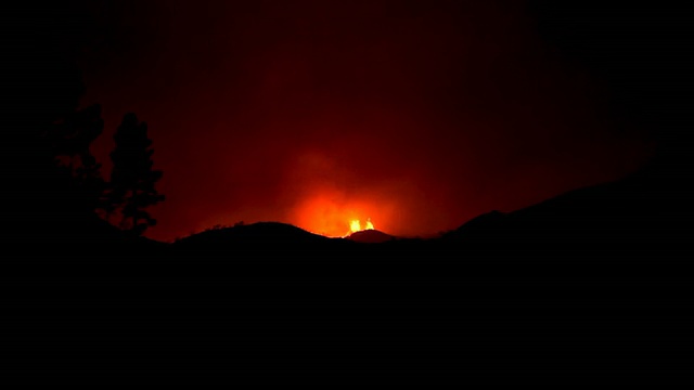 夜空映衬下的风景轮廓视频素材