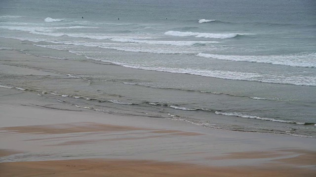 海滩上的海浪与冲浪者，戈德雷维海滩，格威锡安，康沃尔，英格兰，英国，欧洲视频素材