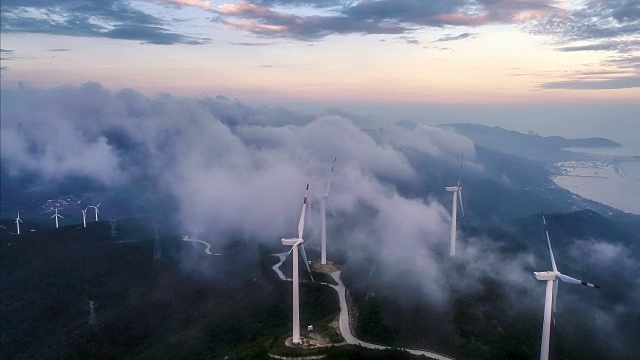 雾中的风车鸟瞰图视频素材