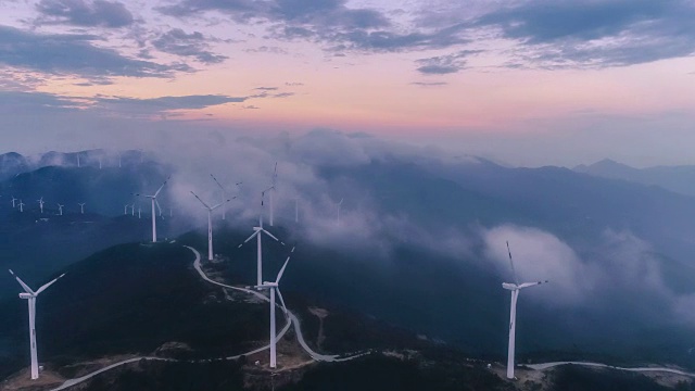 鸟瞰图的风车在雾视频素材