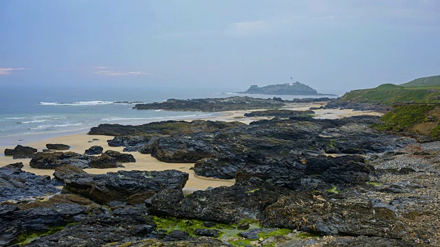 岩石海岸与日落高德雷维灯塔，高德雷维海滩，Gwithian，康沃尔，英格兰，英国，欧洲视频素材