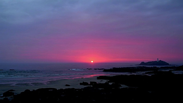 岩石海岸与日落高德雷维灯塔，高德雷维海滩，Gwithian，康沃尔，英格兰，英国，欧洲视频素材