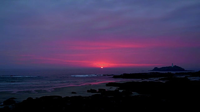 岩石海岸与日落高德雷维灯塔，高德雷维海滩，Gwithian，康沃尔，英格兰，英国，欧洲视频素材