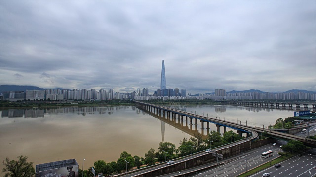 在阴天观看汉江和乐天世界大厦(韩国最高的建筑)视频素材