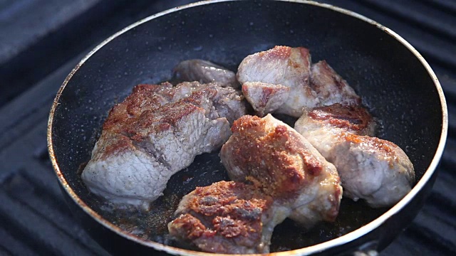 烹饪，三明治，准备食物，熏肉，油炸视频素材