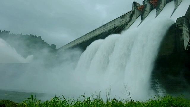 美丽的水从大坝溢出视频素材