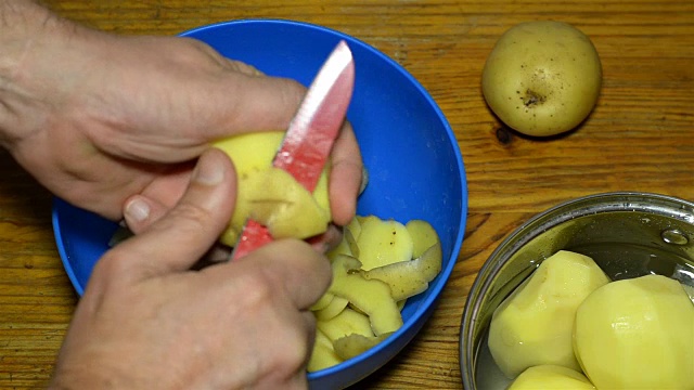 在烹饪前清洗或清洗土豆。视频素材