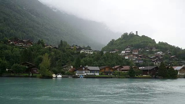 Timelapse Thun Lake与瑞士因特拉肯市视频素材