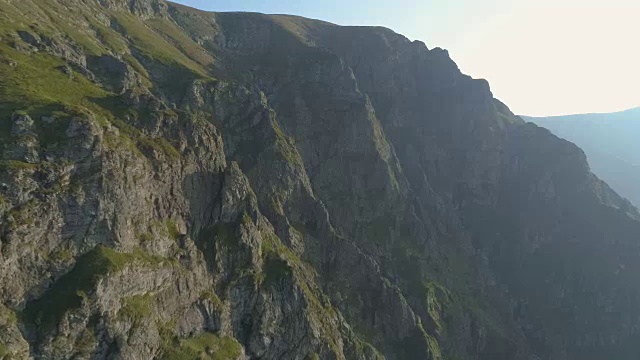 令人惊叹的空中山脉景观视频素材