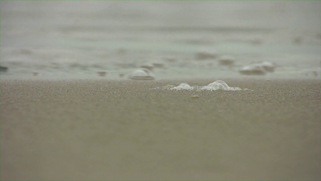 海浪拍岸的特写。视频素材