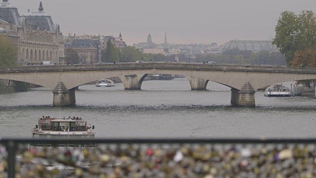 从艺术桥(Pont des Arts)远眺新桥(Pont Neuf)， 2013年，法国巴黎。视频素材