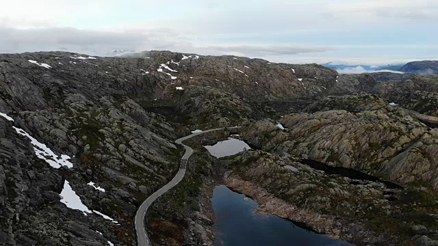 鸟瞰图。挪威山区的道路和湖泊视频素材