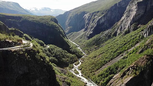 鸟瞰图。公路和河流Mabodalen峡谷，挪威视频素材