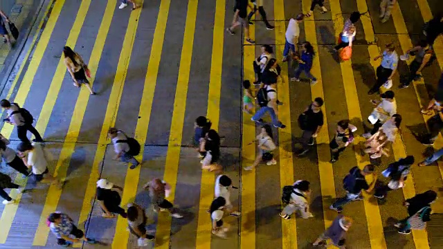 香港夜间繁忙的人行横道视频素材