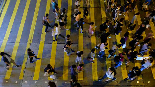 香港夜间繁忙的人行横道视频素材