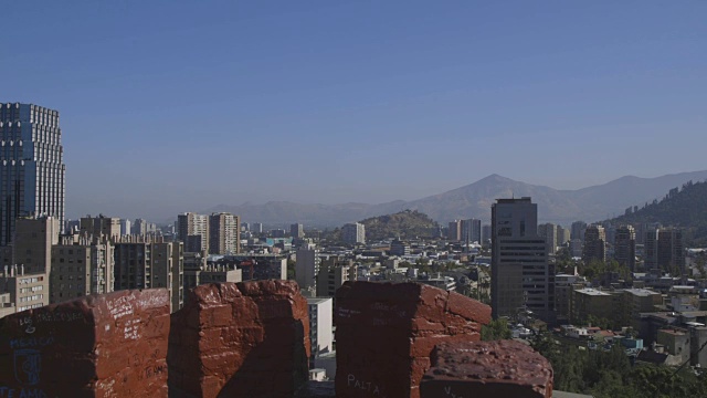 建立拍摄的圣地亚哥建筑和山的背景视频素材