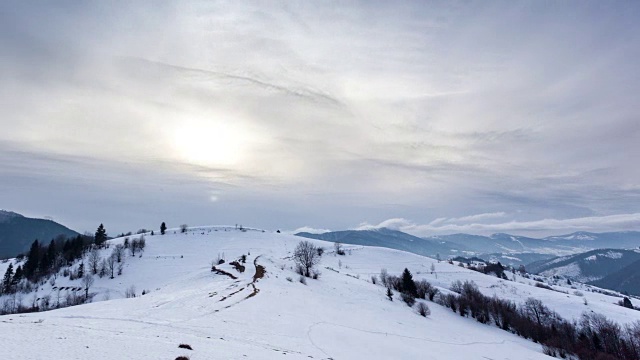 山峰上的雪被风吹走了。冬天的风景。天很冷，下着雪。视频素材