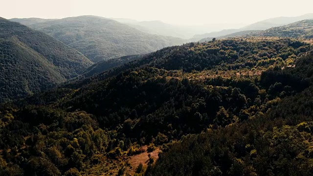 空中拍摄与高对比度的美丽山脉缓慢移动视频素材