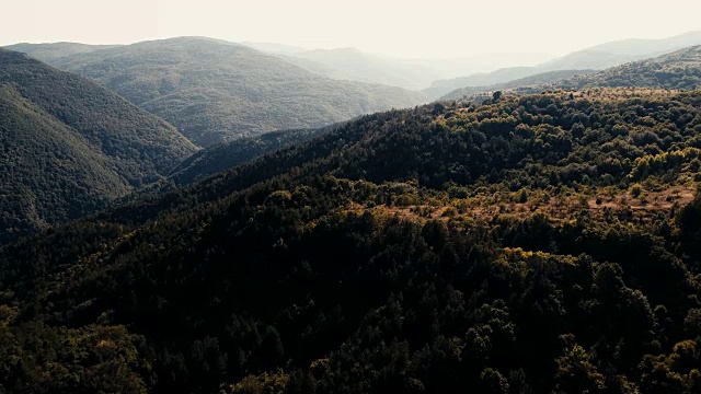 空中拍摄与高对比度的美丽山脉缓慢移动视频素材