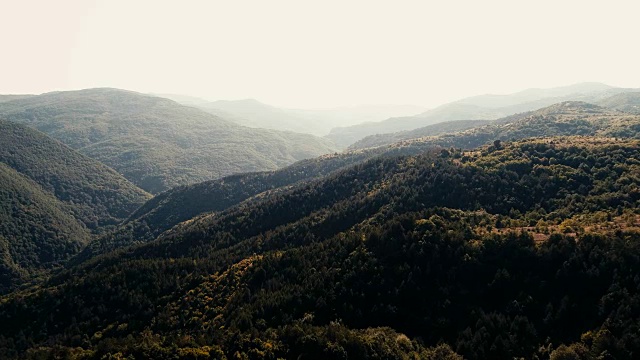 空中拍摄与高对比度的美丽山脉缓慢移动视频素材