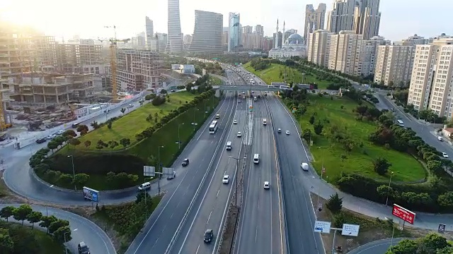 On Highway Through the skyscraper at Sunrise(伊斯坦布尔)4K视频素材