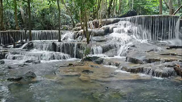 泰国北碧府热带雨林中美丽的怀美卡敏瀑布视频素材