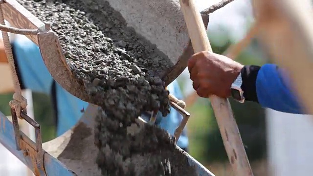 水泥车正在建筑工地上浇水泥视频素材