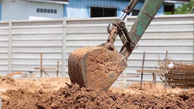 挖掘机在建筑工地工作视频素材