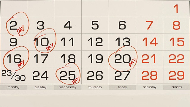 顶视图:在日历上标记支付天-停止运动视频素材