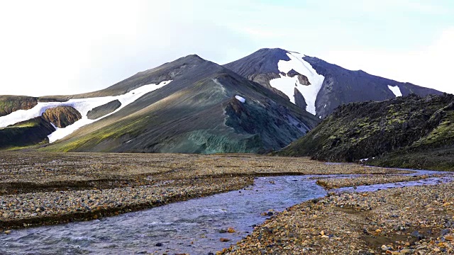 风景秀丽的山川和融雪的溪流视频素材