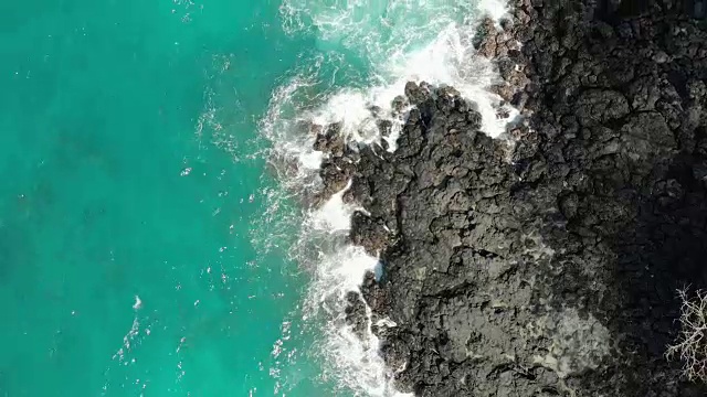 海浪冲击着巴厘岛的火山岩视频素材