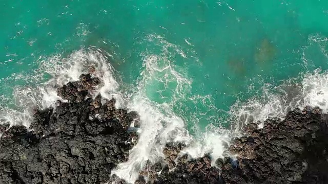 海浪冲击着巴厘岛的火山岩视频素材