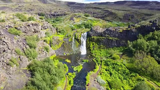 Pjorsardalur山谷Gjain峡谷的瀑布景观视频素材