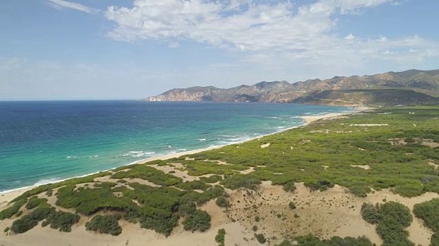 航拍:飞越地中海荒野，驶向田园诗般的沙滩。视频素材