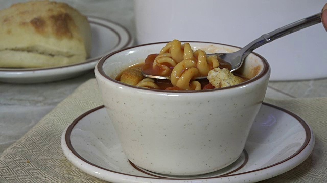 吃番茄面食汤视频素材