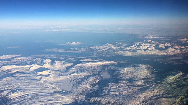 在一个美丽的冬日里，鸟瞰北极圈内挪威北部的雪山。视频素材