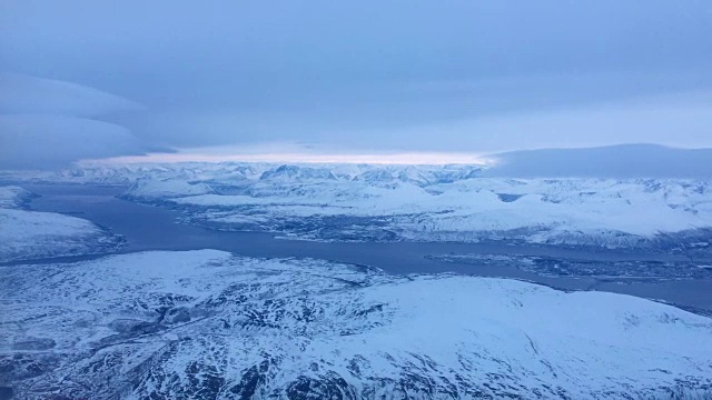 在一个美丽的冬日里，鸟瞰北极圈内挪威北部的雪山。视频素材