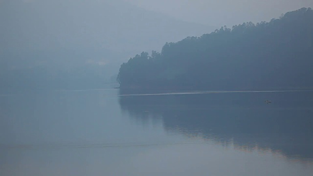 湖面上雾蒙蒙的景色视频素材