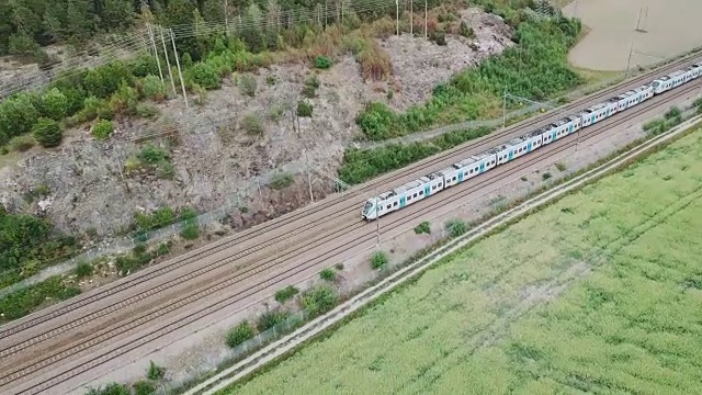 火车在风景中行驶，从上面鸟瞰视频素材