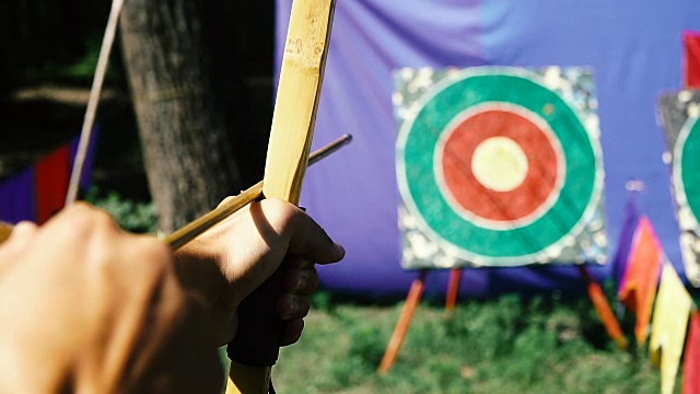 箭术射击。他们用弓射击的目标视频素材