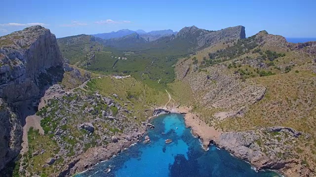 Cala Figuera和Serra de Tramuntana山脉附近的Cap Formentor在西班牙的马略卡岛巴利阿里岛视频素材