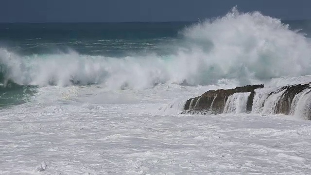 浪击岩石视频素材