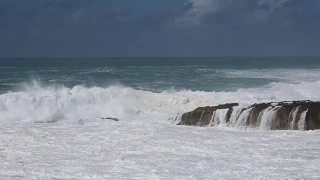 波和岩石视频素材