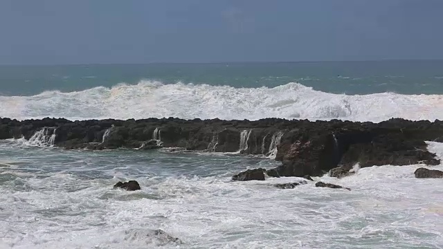 海浪冲击岩石视频素材