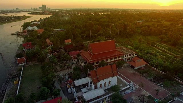 鸟瞰图的寺庙在koh kred chaopraya河巴木他尼泰国视频素材