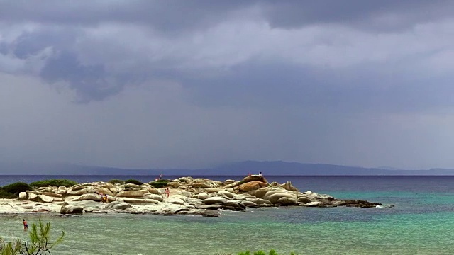 暴风雨前的希腊海滩，哈尔基迪基视频素材