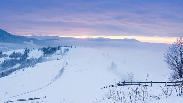 山峰上的雪被风吹走了。冬天的风景。天很冷，下着雪。视频素材